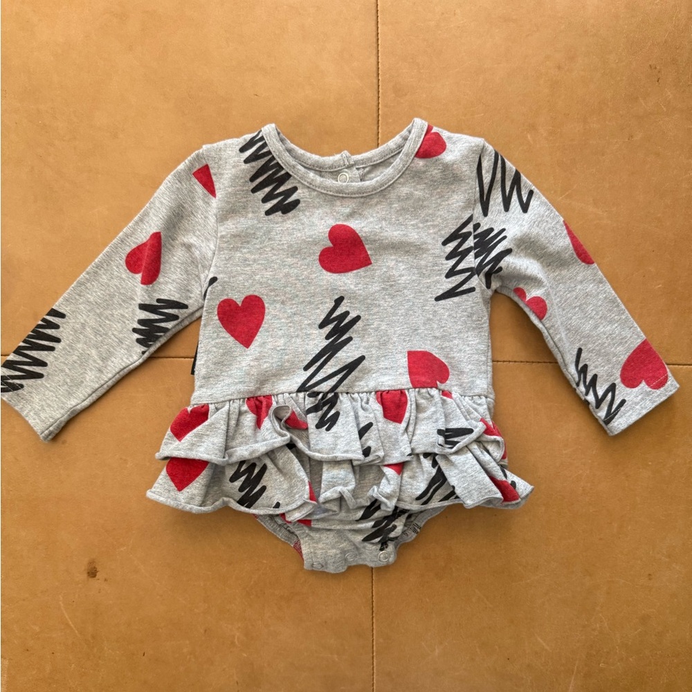 💙$5 FLASH SALE💙 Tiny Tribe Heart Frill Snapsuit 3-6M